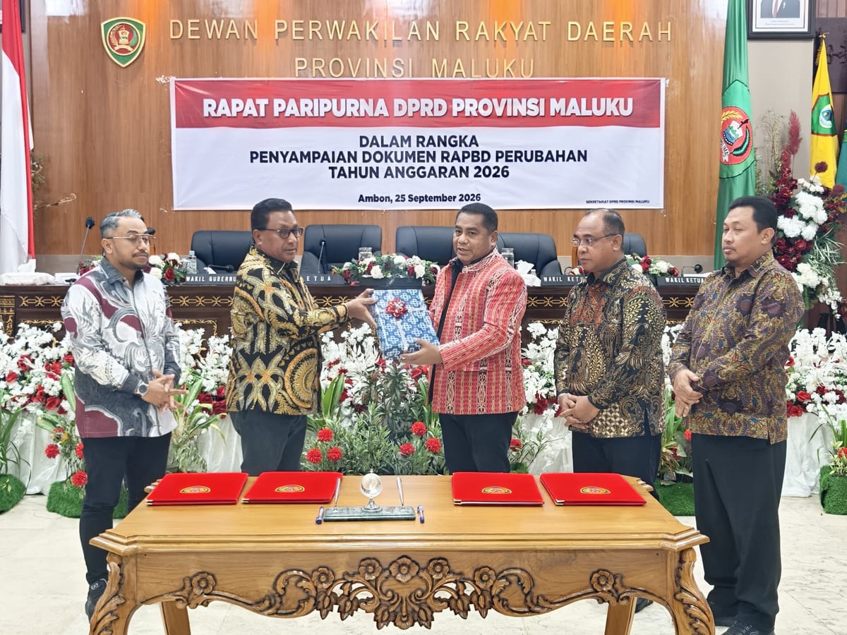 Wagub Serahkan Dokumen RAPBD Perubahan Tahun Anggaran 2026 kepada Ketua DPRD Provinsi Maluku