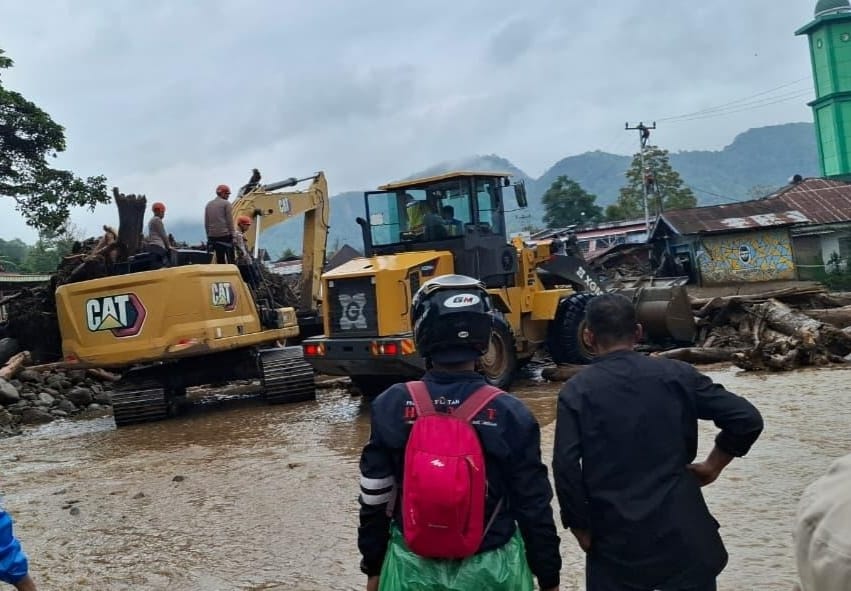 Alat Berat Diturunkan  Pulihkan Jalan Nasional Terdampak Banjir Bandang di Solok