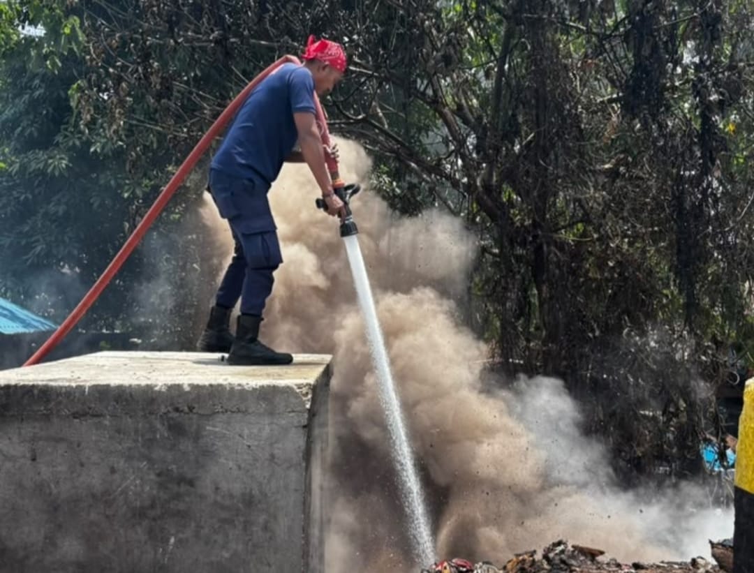 Damkar Ambon Bergerak Cepat Padamkan Kebakaran Sampah di Benteng