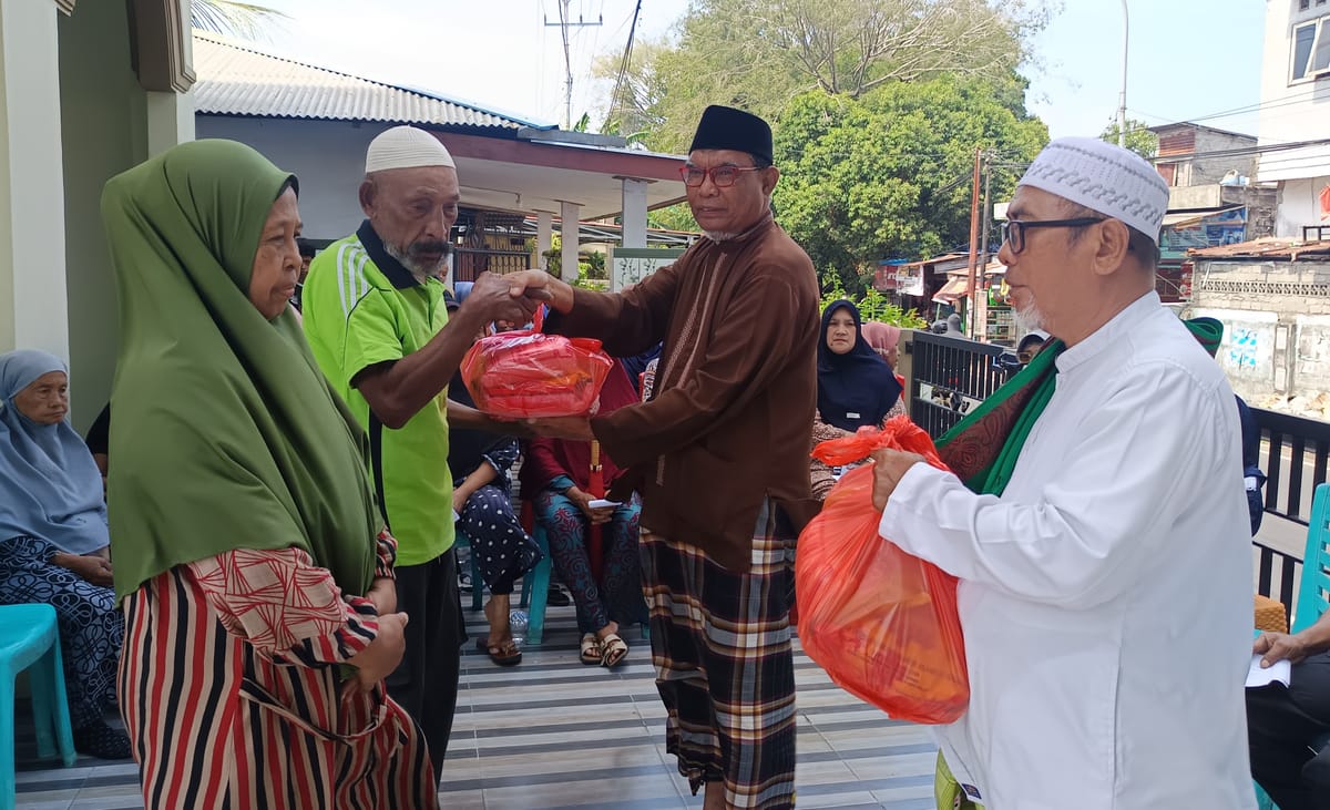 BKM At-Taqwa Ternate Berbagi Sembako untuk Warga Kurang Mampu