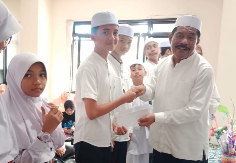 Peringatan Maulid Nabi di Kemenag Ternate Ditandai Pemberian Penghargaan Kepada Siswa Berprestasi