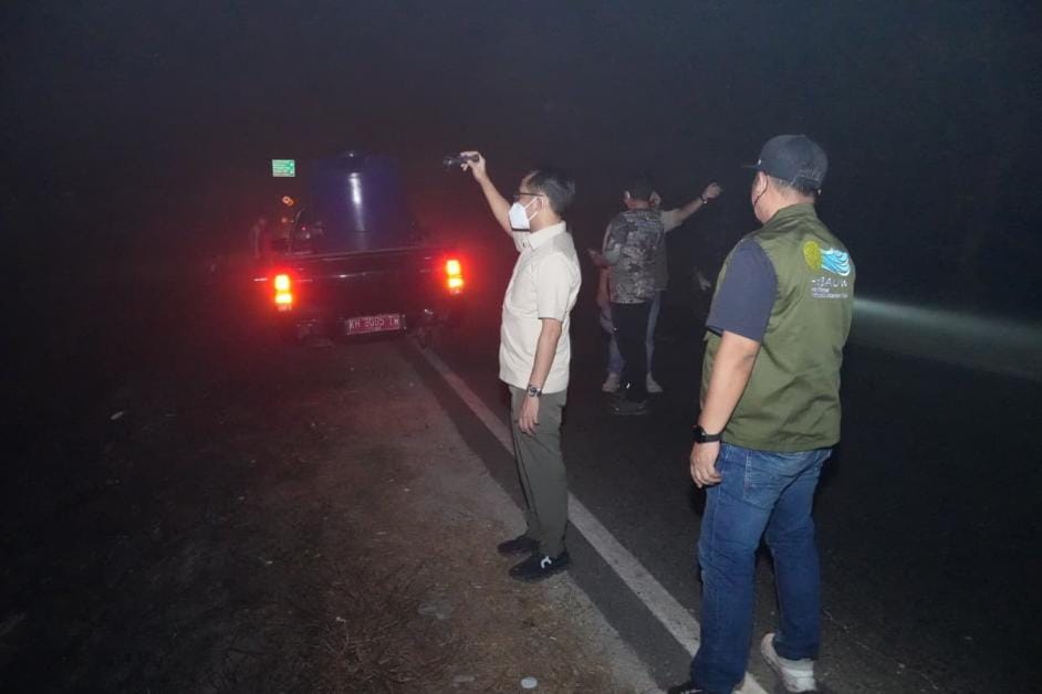 Tak Ingin Api Kembali Menyala, Fairid Pimpin Pemadaman Karhutla Malam Hari