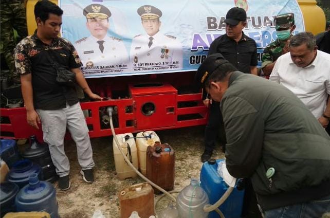 Warga Kapuas Hadapi Kemarau Panjang, Gubernur Agustiar Datang Membawa Bantuan dan Air Bersih