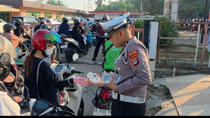 Antrean BBM Mengular, Polisi Tabalong Turun Bagikan Air Mineral ke Warga