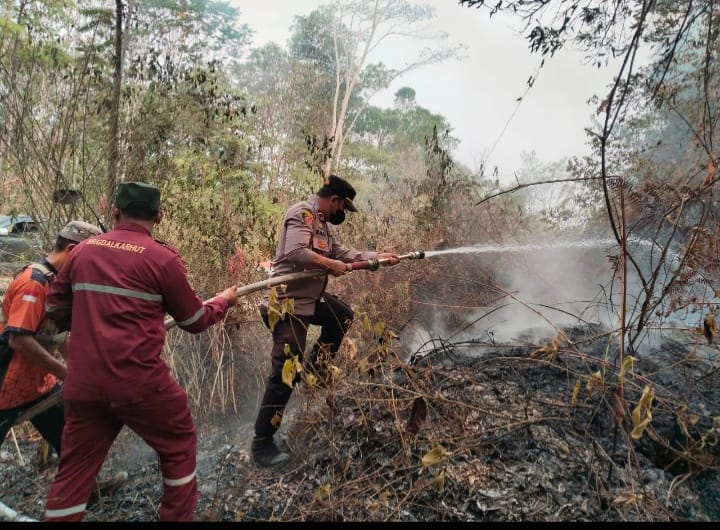 Polsek Muara Uya Bersama Tim Gabungan Padamkan Api Karhutla di Desa Salikung