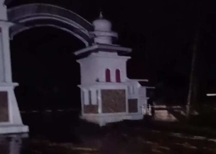 Longsor Terjang Aro Suka, Akses Putus dan Kendaraan Terjebak Material