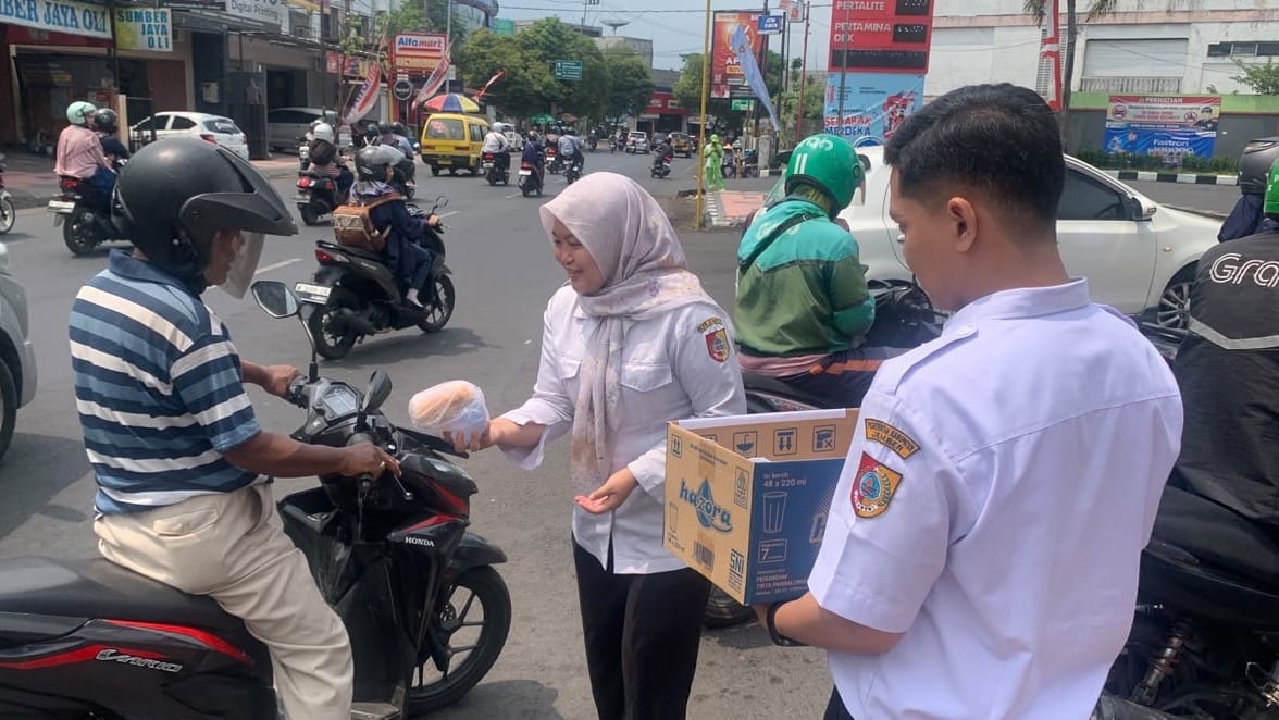 Peduli Warga Antre BBM, Disnaker Jember Bagikan Makanan di SPBU Ahmad Yani