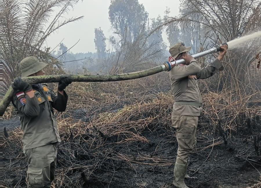 Mengurai Kabut Meretas Bara, Satpol PP Riau Berjuang di Daerah Hutan Dayun Kab Siak