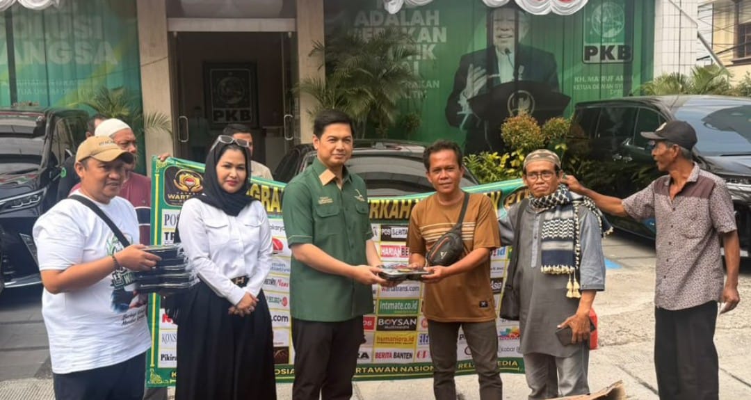 Tommy Kurniawan dan Camel Petir Turun ke Jalan, Bagikan Ratusan Nasi Kotak di Cikini