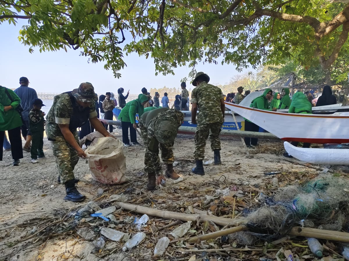 HUT Ke- 81 TNI : Kodim 1425/Jeneponto Ajak Lintas Elemen Bersihkan Pantai