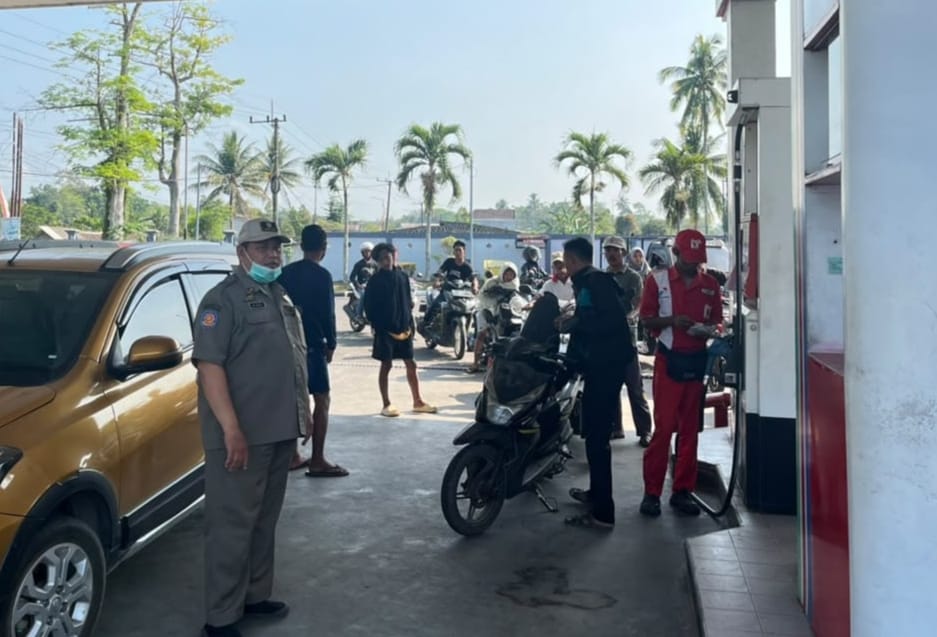 Satpol PP Tempurejo Turun Tangan Redam Panic Buying BBM di Jember