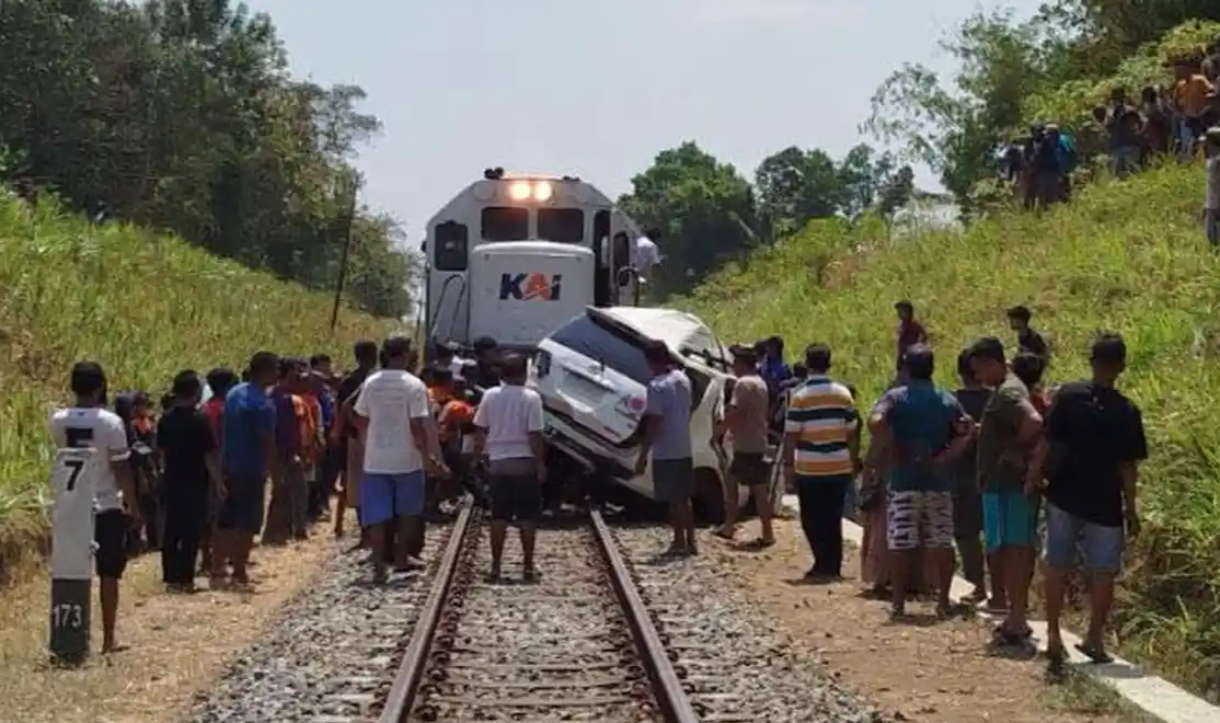 Laka Kereta Api Ijen Express dengan Mobil di Desa Klatakan Jember