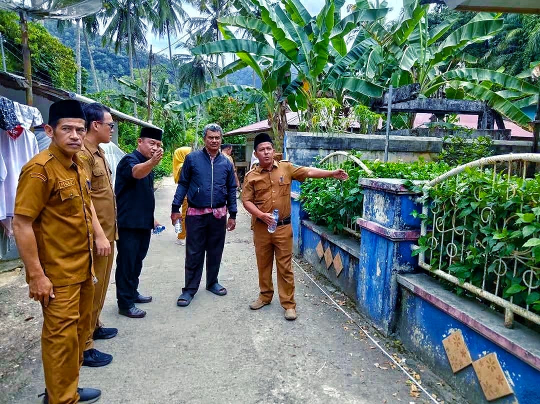 Anggota DPRD Sawahlunto, Masril Tinjau Pengaspalan Hotmix Jalan Strategis di Muaro Kalaban