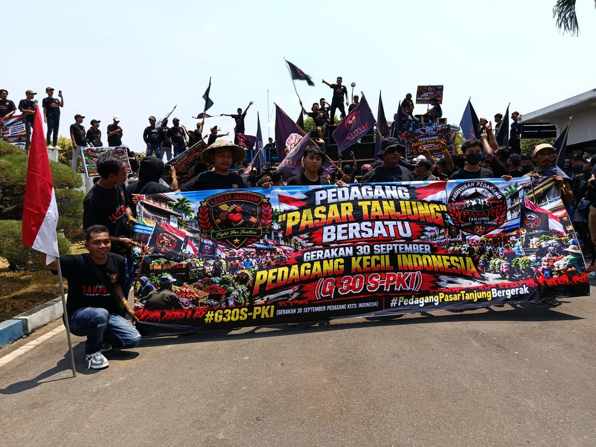 Kecewa Tidak Bertemu Bupati, Pendemo Lempar Sayuran ke Bangunan Pemkab Jember