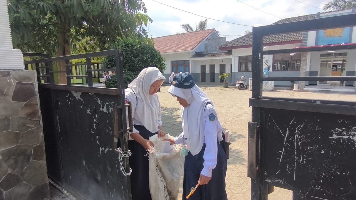 Siswa SMPN 2 Jember Wajib Setor Sampah Sebelum Pulang, Menanamkan Kebersihan Lingkungan Sejak Dini