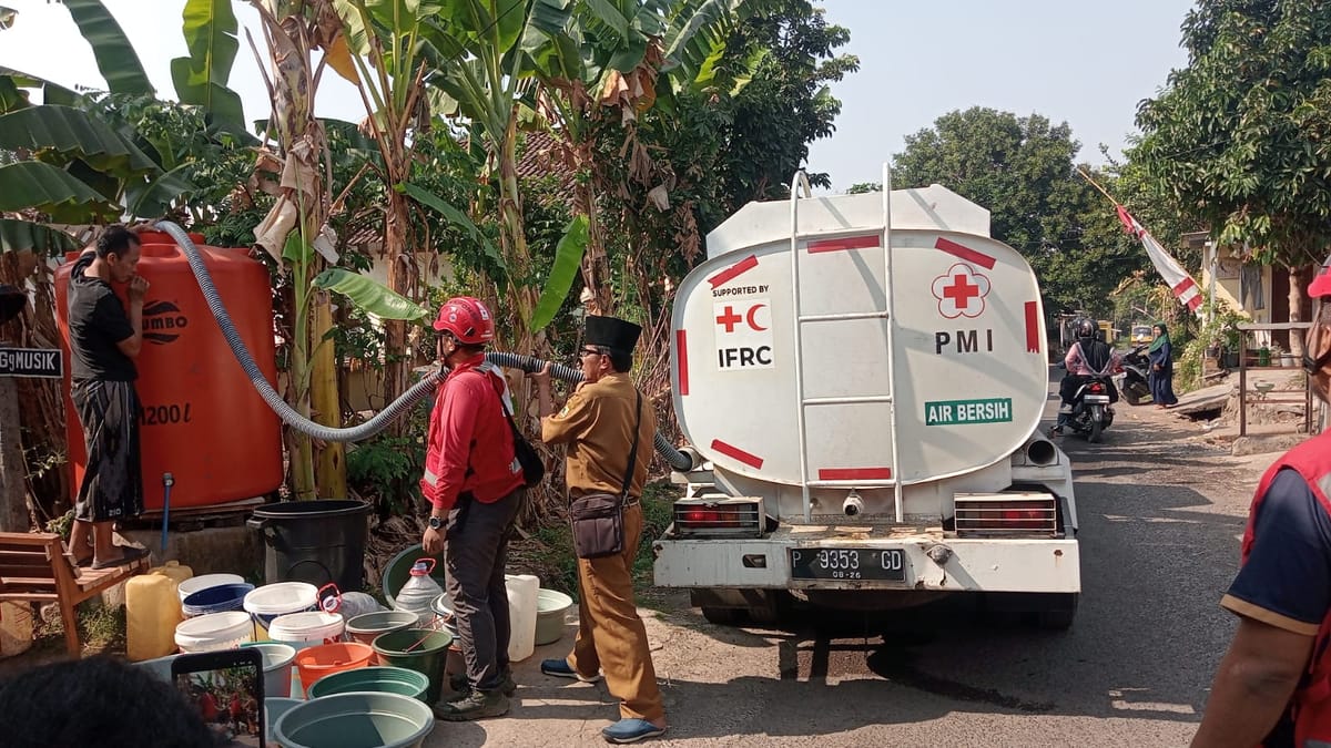 Kemarau Mengering, Mobil Tangki PMI Serbu Patrang! Warga Berebut Air Bersih