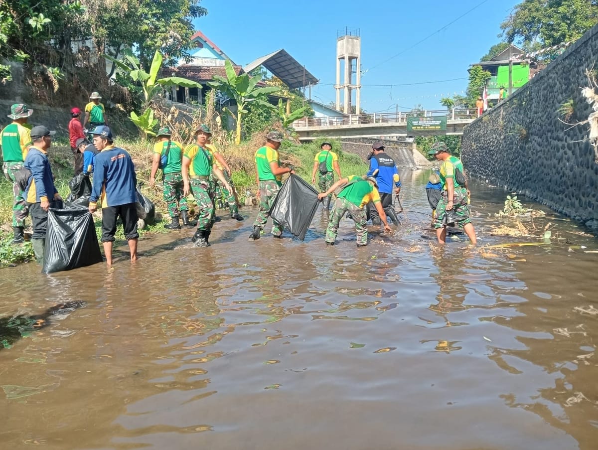 TNI Peduli Sampah dan DPRKPLH Jember Turut Bergerak Bersihkan Sungai Jelang HUT TNI ke-81