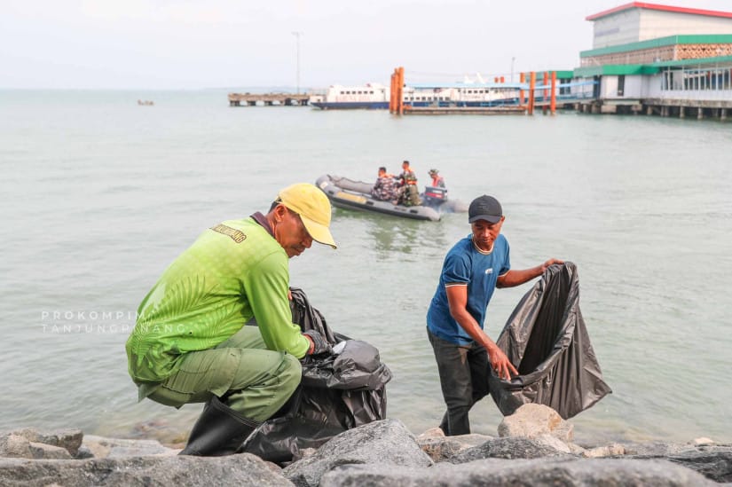 Koarmada I Bersama Masyarakat Lakukan  Bakti Sosial & Aksi Bersih Bersih Pantai Tanjungpinang