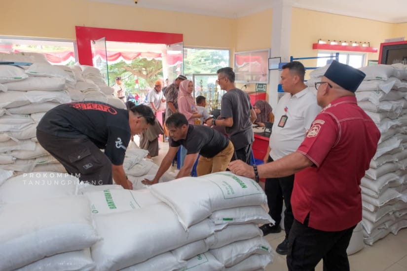 3.347 Keluarga Batu IX Dapat 30 Kg Beras, Wali Kota Tanjungpinang Pastikan Bantuan Pemerintah Tepat Manfaat