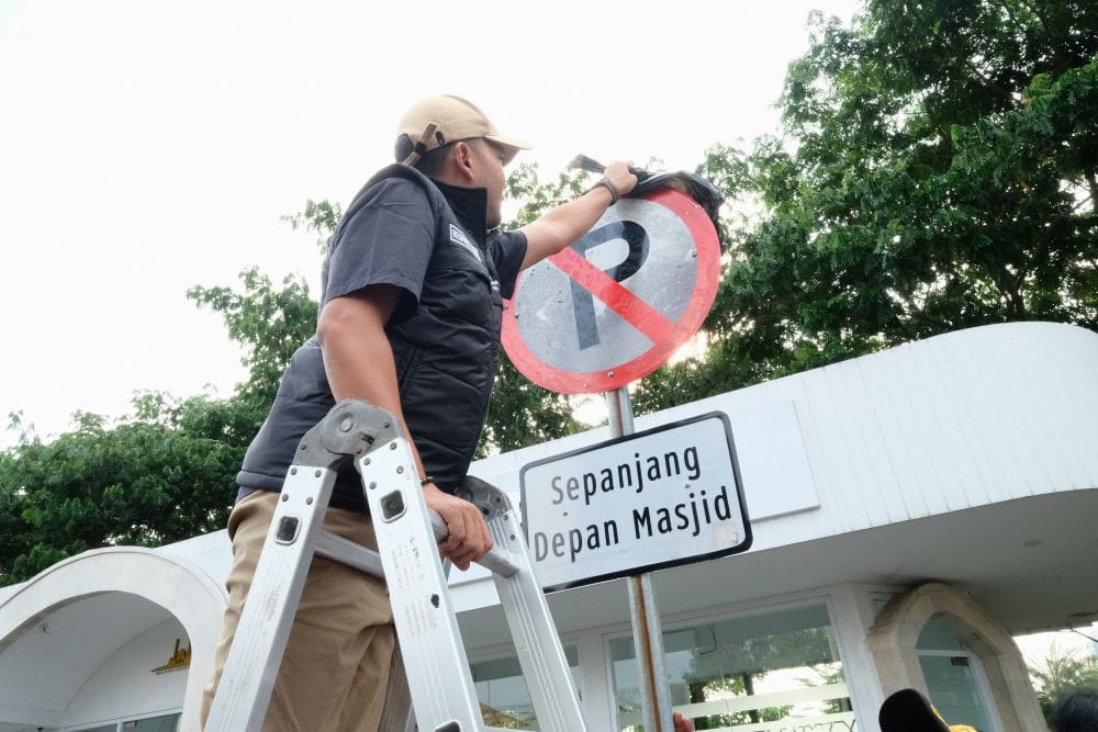 Wali Kota Surakarta Respati Ardi membuka selubung rambu larangan parkir di depan Masjid Raya Sheikh Zayed. (Foto: Dok. Humas Pemkot)t 