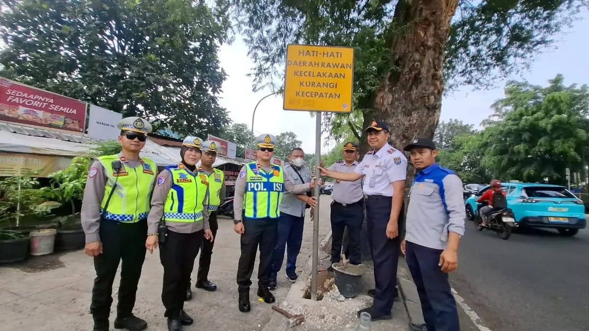 Satlantas Polres Depok Melakukan Penataan dan Pemindahan Rambu Lalin di titik Rawan Kecelakaan