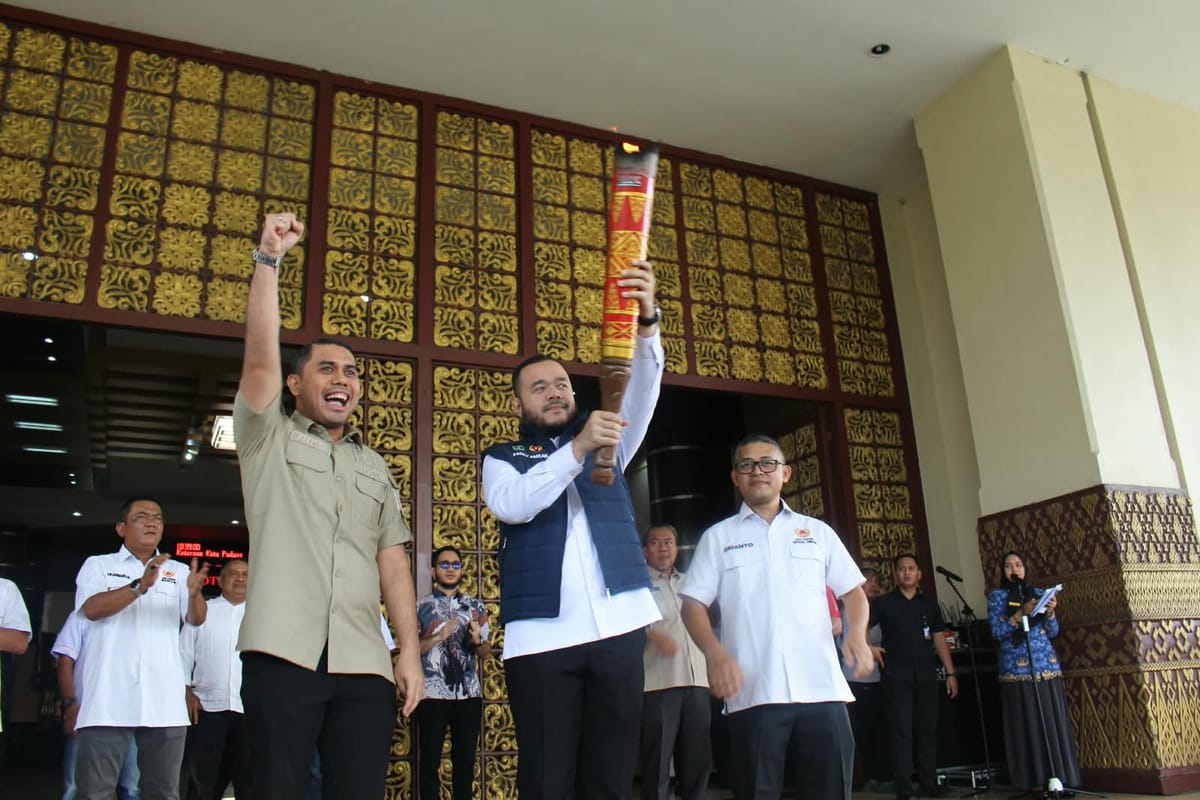 Kirab Api Porprov XVI Tiba di Padang, Fadly Amran Beri Sinyal Siap Jadi Tuan Rumah