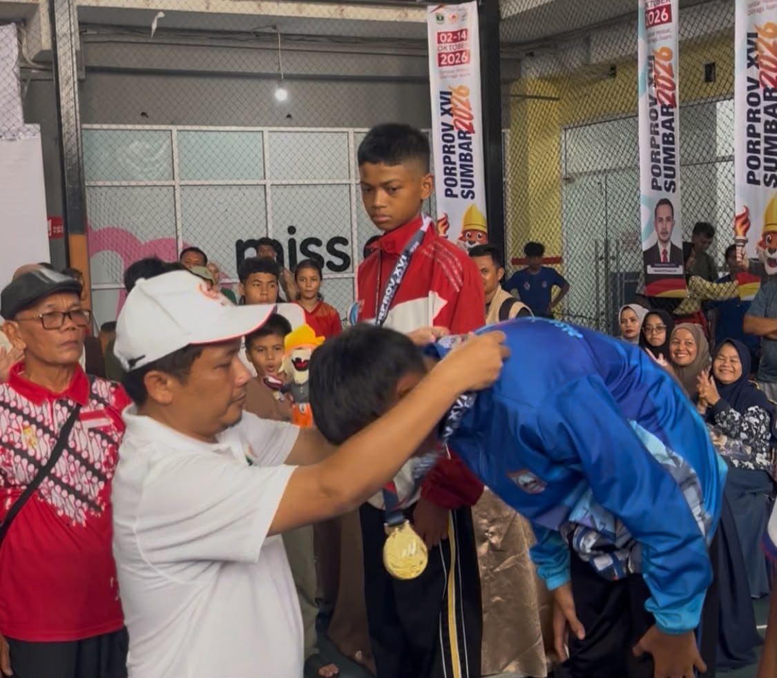 Serahkan Medali Gulat Porprov, Ketua KONI Sumbar Hamdanus: Jadilah Generasi Baru Penerus Gilang Ilhaza