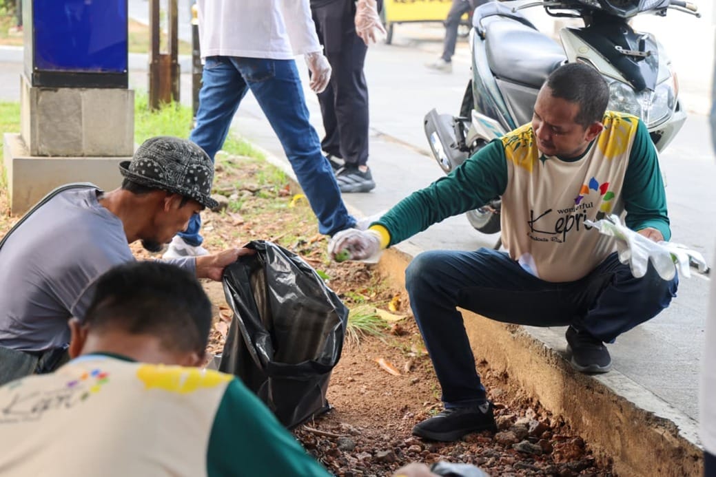 ASN Kepri Bersama PWI Laksanakan Gerakan Wisata Bersih di Pulau Penyengat