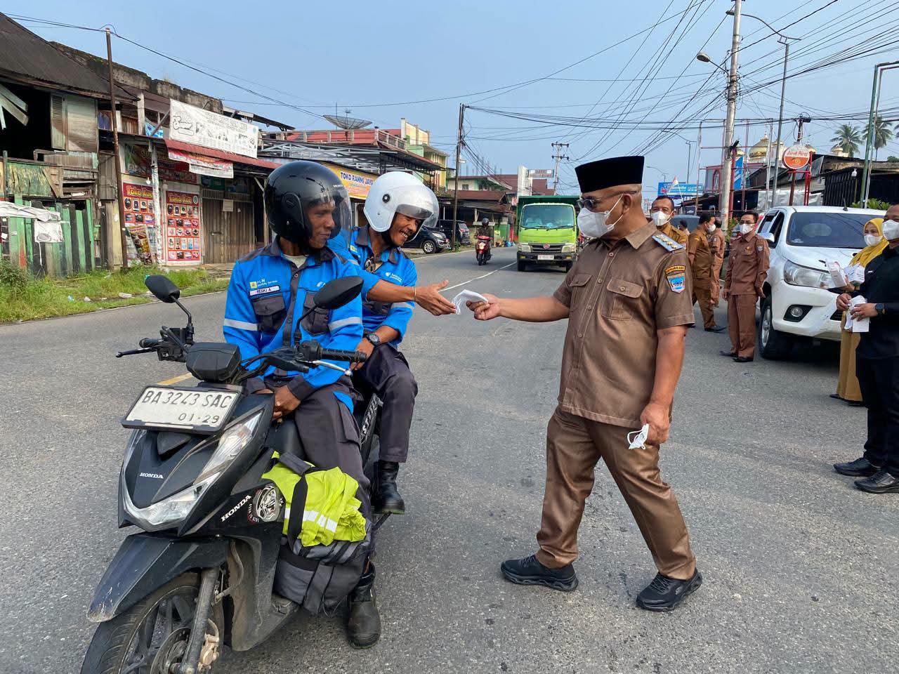 Bupati Pasaman Barat Bagikan Ribuan Masker untuk Pelajar dan Masyarakat