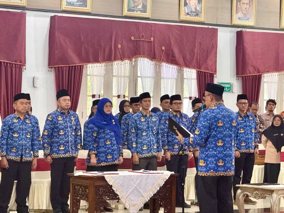 Lantik 33 Pejabat, Sekda Sumbar Tekankan Pentingnya Kompetensi dan Etika Birokrasi