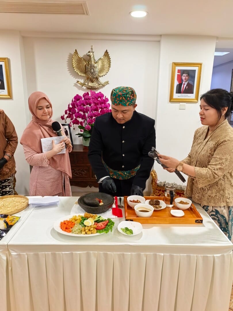 Menyatukan Dunia Lewat Sepiring Gado-Gado dan Tempe di Beijing