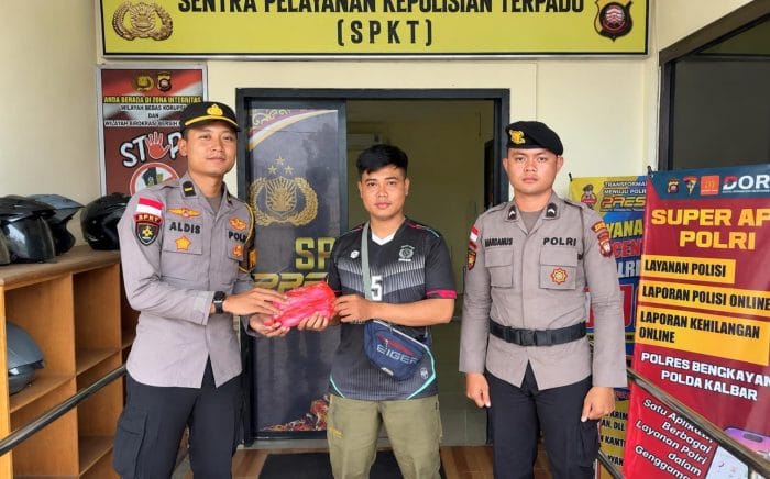 Flora dan Pilihan Jujur yang Mengembalikan Rp14,85 Juta kepada Pemiliknya