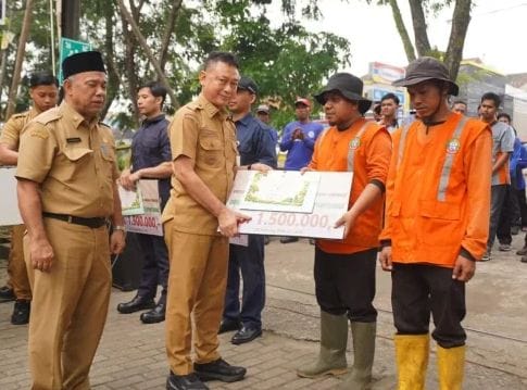 Di Balik Kota Pontianak yang Bersih, Ada Pengabdian Johari dan 716 Petugas Lainnya