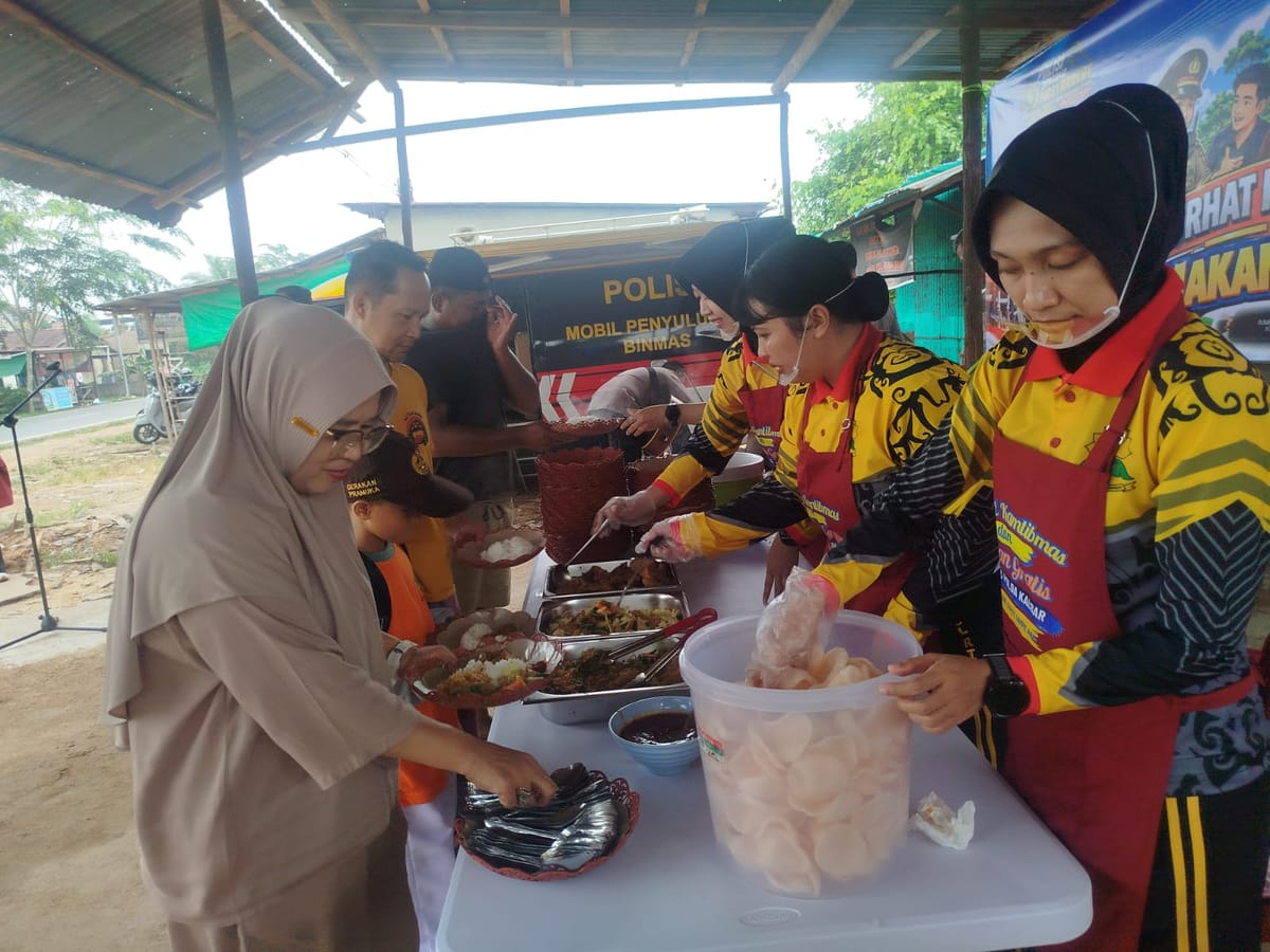 Jumat yang Hangat Bersama Musik dan Makan Gratis