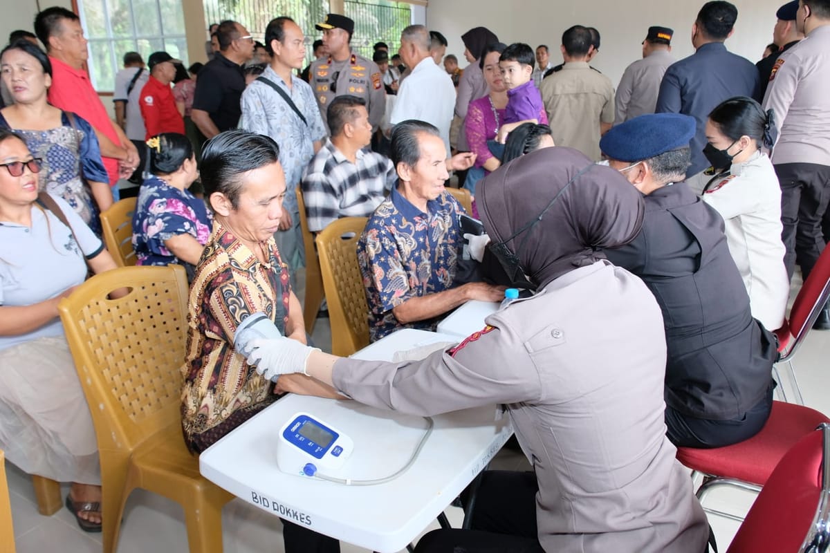 Usai Misa Kudus, Warga Desa Subah Mendapat Layanan Kesehatan Gratis dari Polda Kalbar