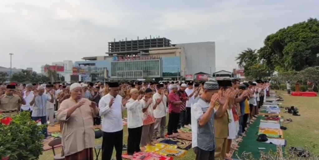 Ribuan Umat Islam Gelar Salat Istisqa di Purwokerto, Bupati Minta Warga Hemat Air
