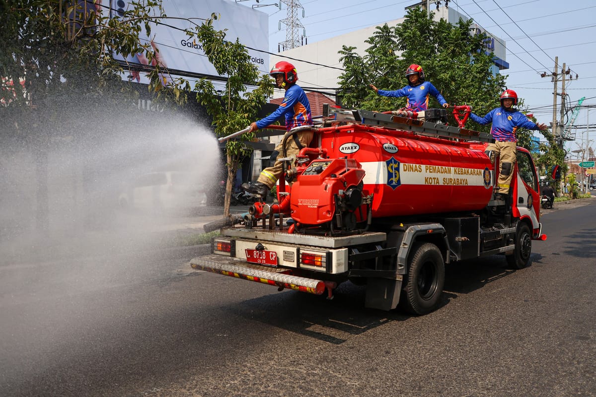 Kurangi Debu Proyek, Damkar Surabaya Siram Jalan demi Kenyamanan Warga