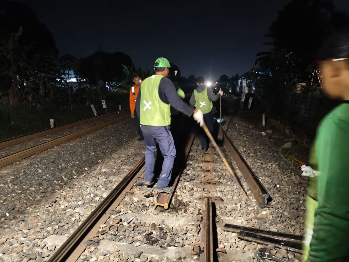 KAI Daop 6 Perkuat Prasarana Rel dan Jembatan Hadapi Musim Hujan dan Nataru