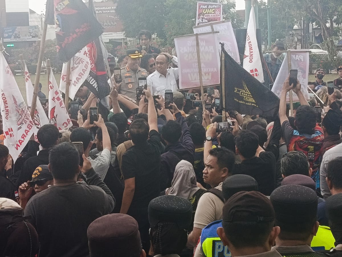 Soroti UHC Ratusan Warga Gelar Aksi di Pendopo Banyumas