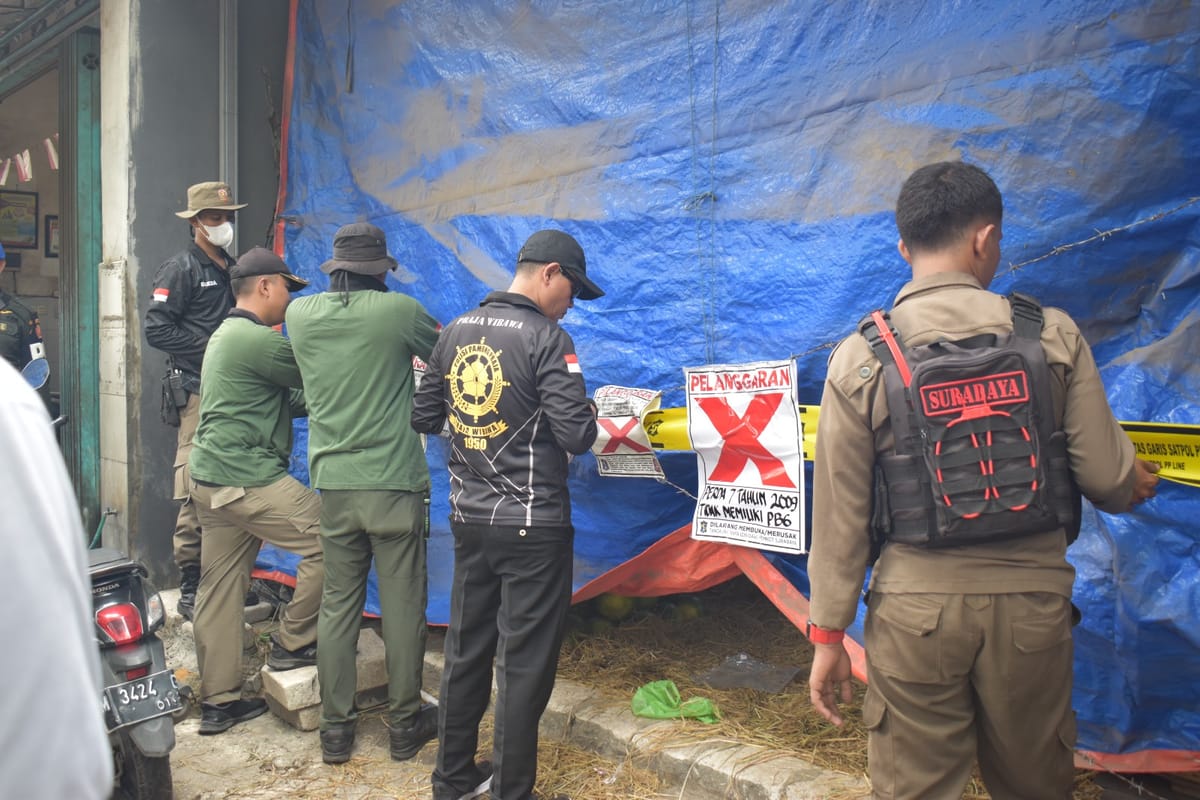 Tak Sesuai Peruntukan, Satpol PP Surabaya Segel Tujuh Kios Buah di Tambak Mayor–Tanjungsari