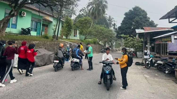 Gugah Kesadaran Hidup Sehat, Jajaran RSUD Fakfak Gelar Jalan Santai Bagi Bagi Masker