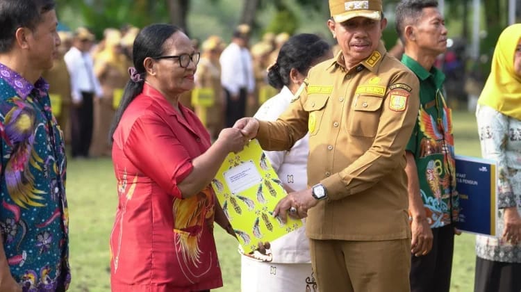 Pemkot Jayapura Berikan Apresiasi Kepada 12 ASN Purna Tugas