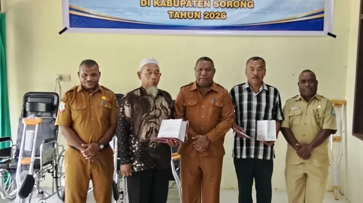 Pemkab Sorong Salurkan 20 Tongkat & 15 Kursi Roda Kepada Penyandang Disabilitas