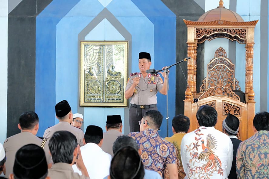 Momentum Kapolda Lampung  Perkenalkan Diri  Dengan Jamaah Masjid Airan Way Hui