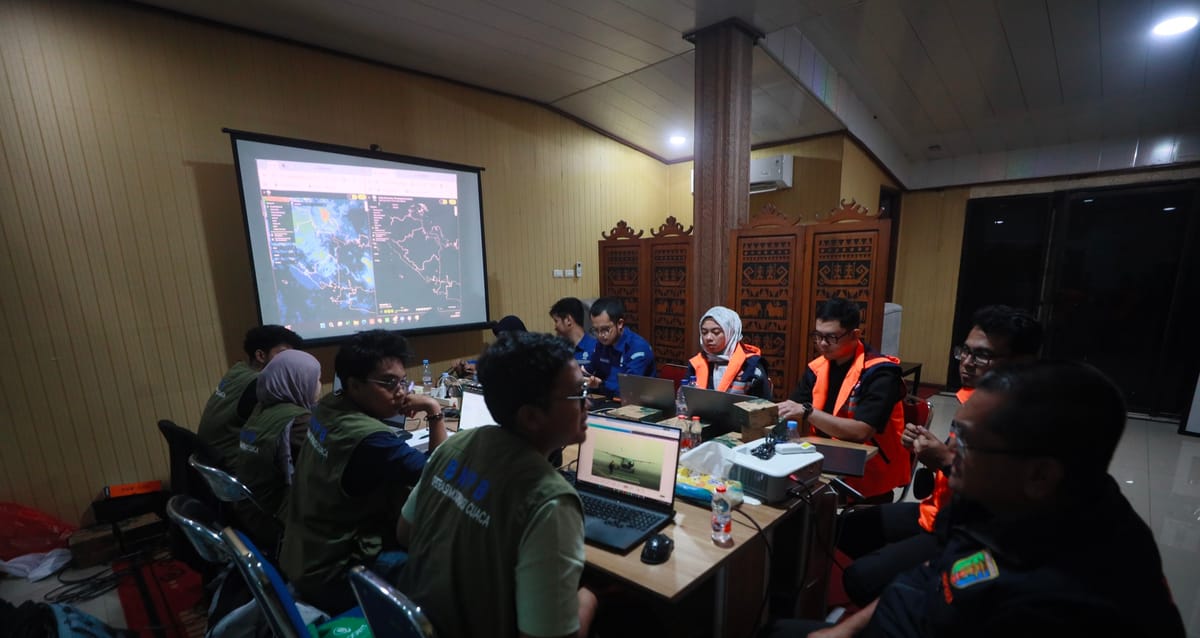 BPBD Lampung Bersama Tim, Terus Berjibaku  Padamkan Titik Api di Kawasan TNWK