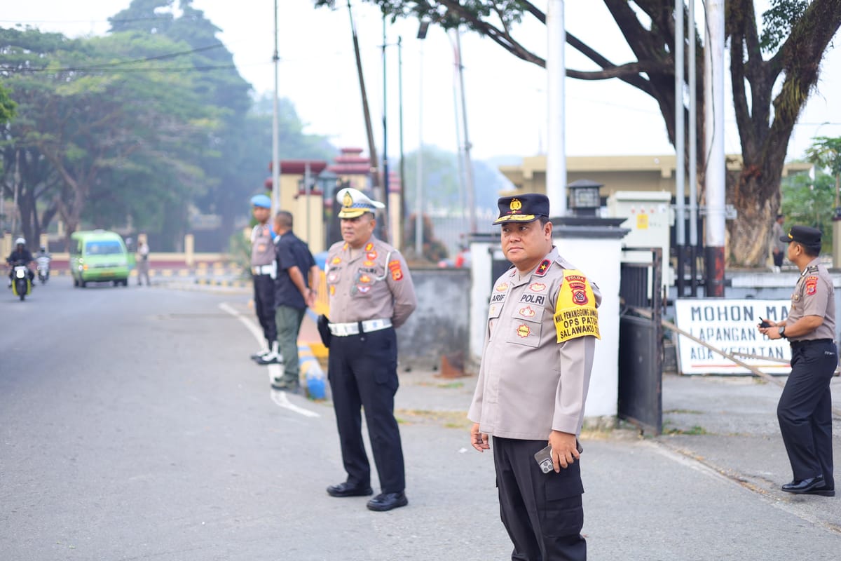Ikut Atur Lalu Lintas di Jam Sibuk, Wakapolda Maluku Tegaskan : Polisi Bersama Masyarakat