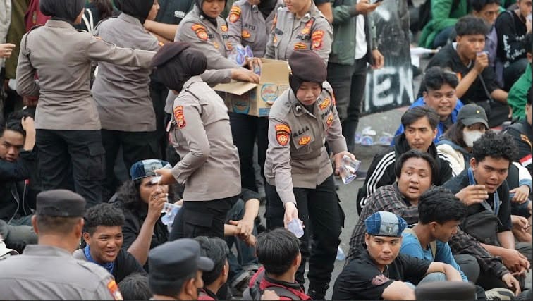 Polisi Humanis, Kawal Demo Dua Tahun Prabowo-Gibran di DPRD Lampung