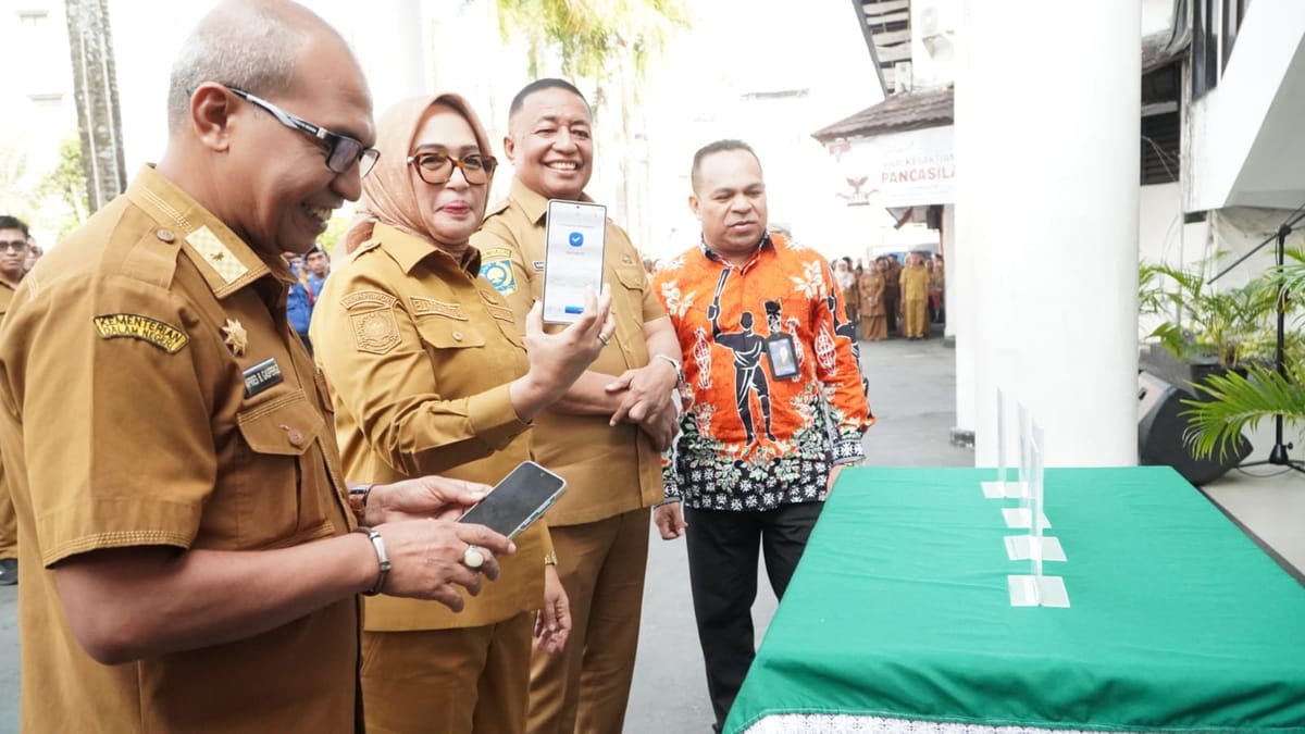 Pemkot Ambon Launching SARUT QRIS, 810 Petugas Kebersihan Diperkuat Peralatan