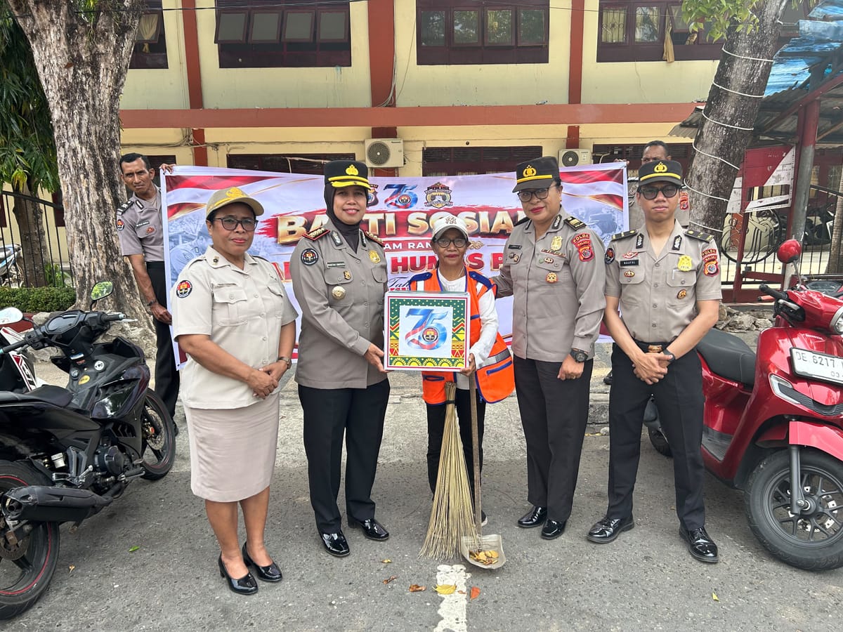 Sambut HUT Humas Polri ke-75, Polda Maluku Salurkan 100 Paket Sembako untuk Tukang Sapu Jalan di Ambon