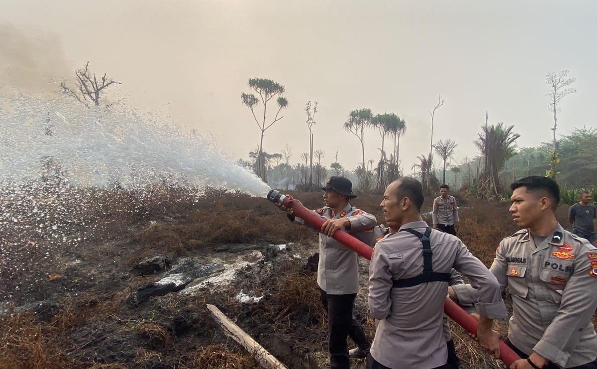 Kapolres SBT Kerahkan Mobil Water Cannon Padamkan Kebakaran 10 Hektare Lahan Gambut